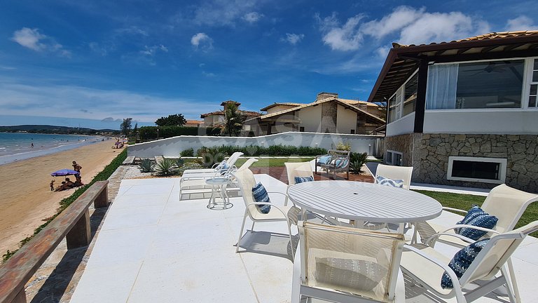 Beautiful house with six bedrooms, two suites, on the sand o