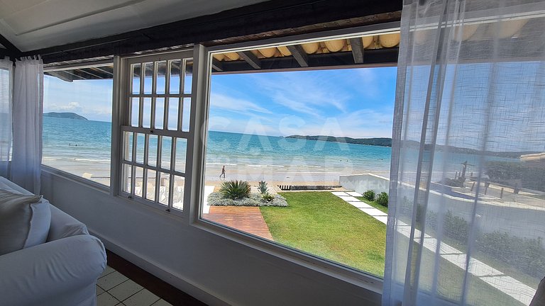 Beautiful house with six bedrooms, two suites, on the sand o