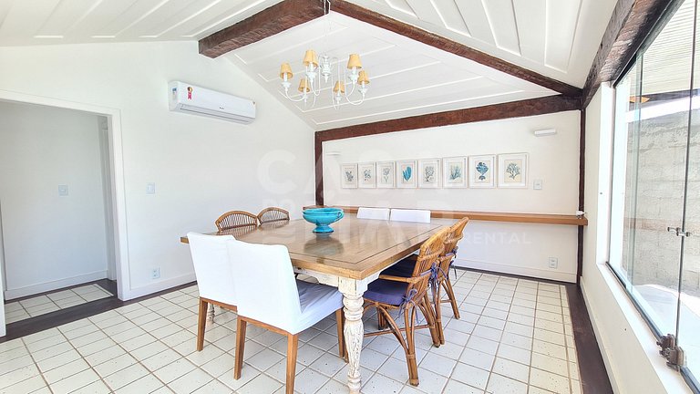 Beautiful house with six bedrooms, two suites, on the sand o