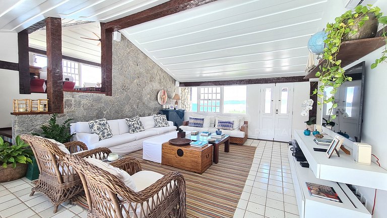 Beautiful house with six bedrooms, two suites, on the sand o