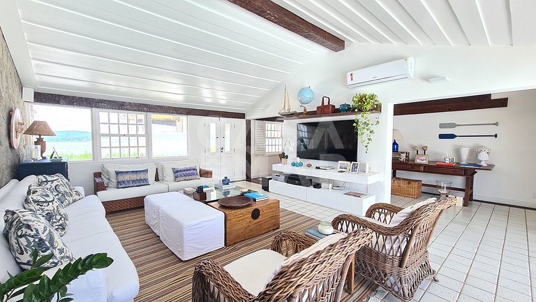 Beautiful house with six bedrooms, two suites, on the sand o