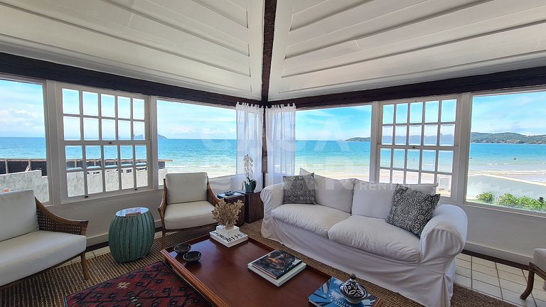 Beautiful house with six bedrooms, two suites, on the sand o