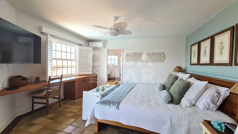 Beautiful house with six bedrooms, two suites, on the sand o