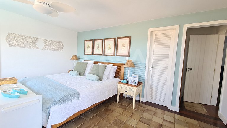 Beautiful house with six bedrooms, two suites, on the sand o
