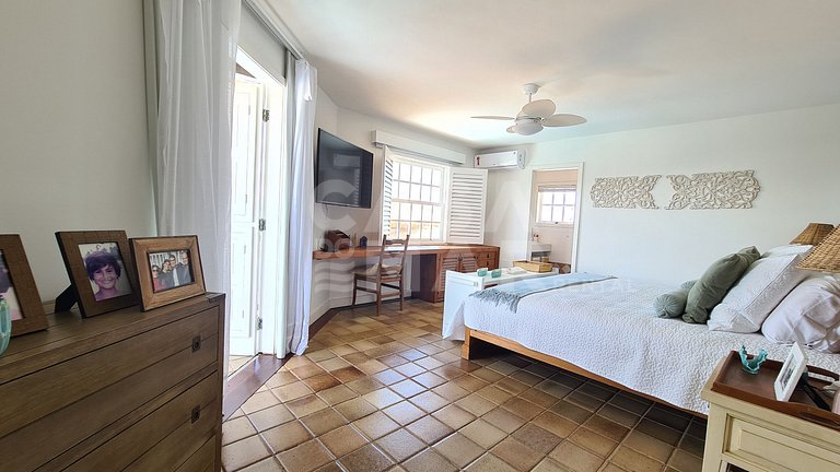 Beautiful house with six bedrooms, two suites, on the sand o