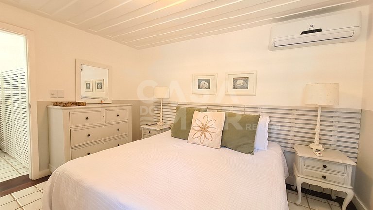 Beautiful house with six bedrooms, two suites, on the sand o