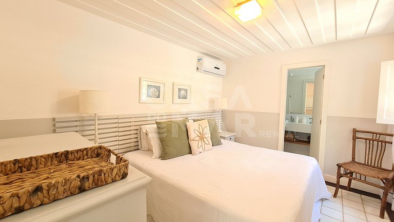 Beautiful house with six bedrooms, two suites, on the sand o