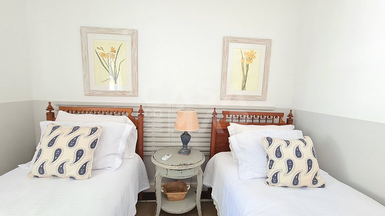 Beautiful house with six bedrooms, two suites, on the sand o