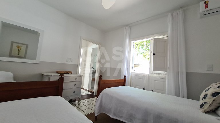 Beautiful house with six bedrooms, two suites, on the sand o