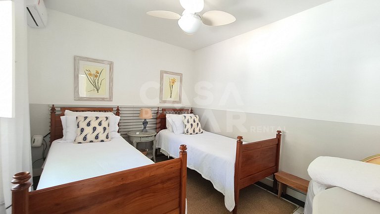 Beautiful house with six bedrooms, two suites, on the sand o