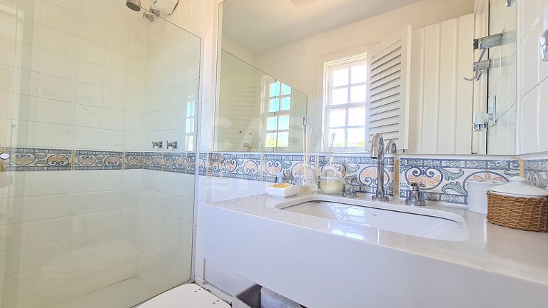 Beautiful house with six bedrooms, two suites, on the sand o