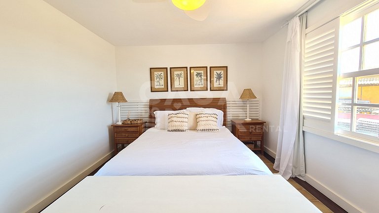 Beautiful house with six bedrooms, two suites, on the sand o
