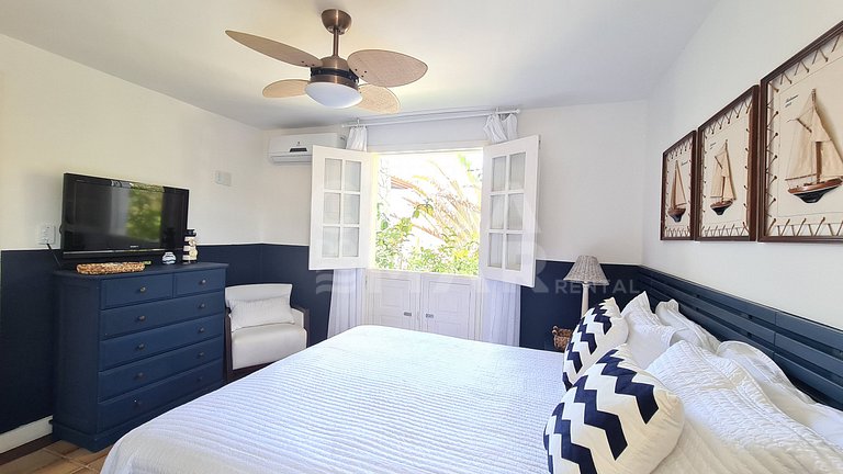 Beautiful house with six bedrooms, two suites, on the sand o