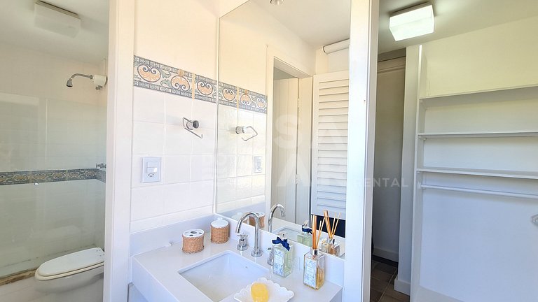 Beautiful house with six bedrooms, two suites, on the sand o