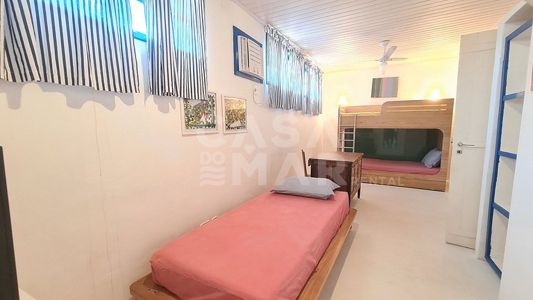 Linda casa estilo pescador, pé na areia na praia rasa.