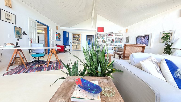Linda casa estilo pescador, pé na areia na praia rasa.