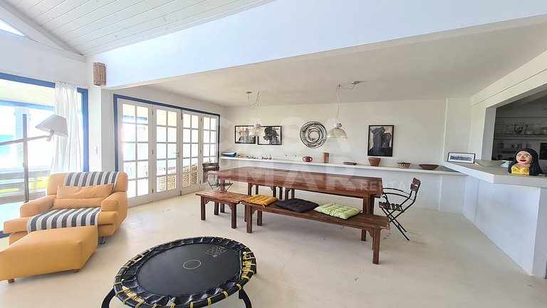 Linda casa estilo pescador, pé na areia na praia rasa.