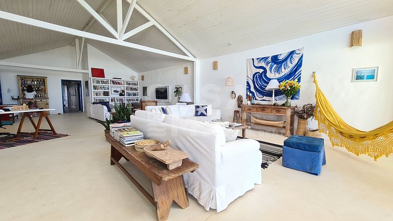 Linda casa estilo pescador, pé na areia na praia rasa.