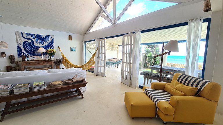 Linda casa estilo pescador, pé na areia na praia rasa.