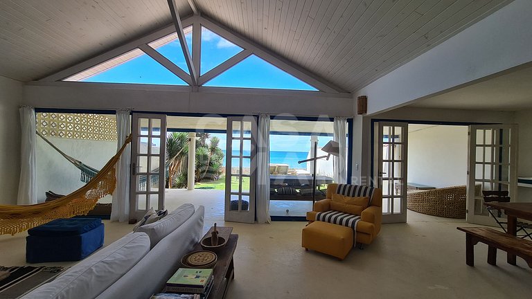Linda casa estilo pescador, pé na areia na praia rasa.