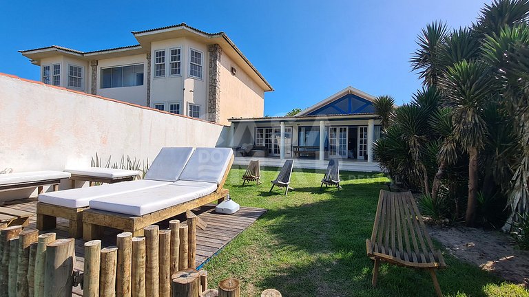 Linda casa estilo pescador, pé na areia na praia rasa.
