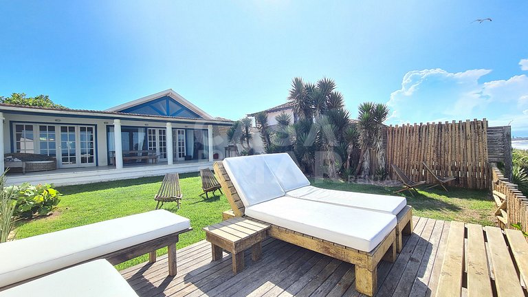 Linda casa estilo pescador, pé na areia na praia rasa.
