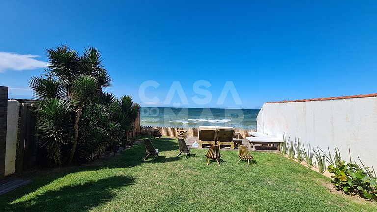 Linda casa estilo pescador, pé na areia na praia rasa.