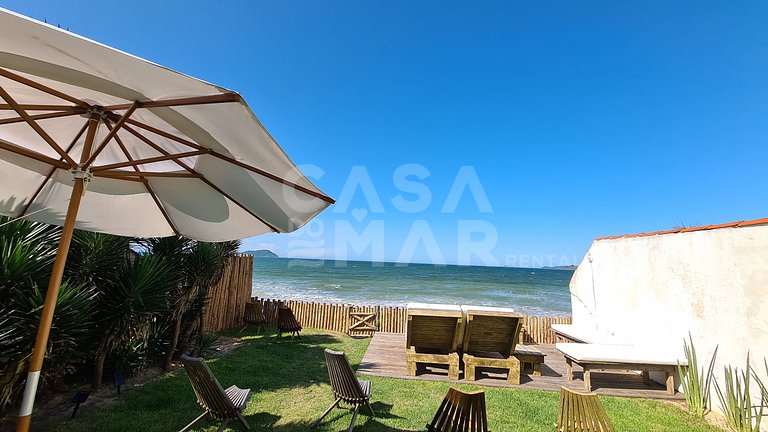Linda casa estilo pescador, pé na areia na praia rasa.