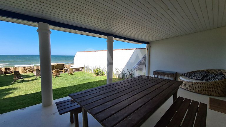 Linda casa estilo pescador, pé na areia na praia rasa.