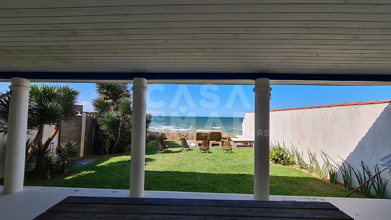 Linda casa estilo pescador, pé na areia na praia rasa.