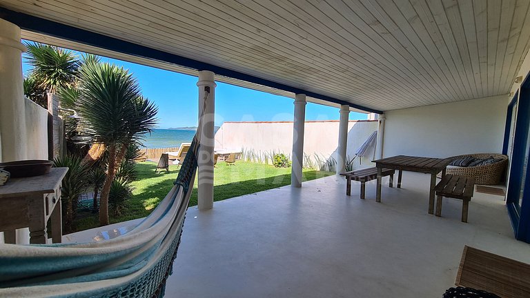 Linda casa estilo pescador, pé na areia na praia rasa.
