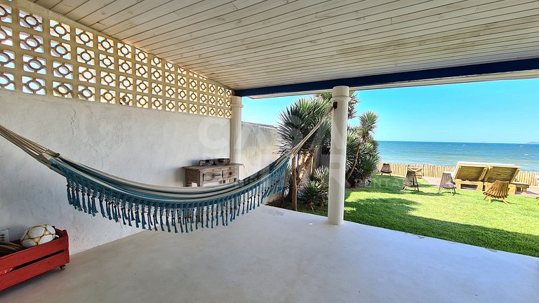 Linda casa estilo pescador, pé na areia na praia rasa.