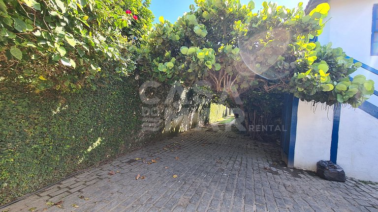 Linda casa estilo pescador, pé na areia na praia rasa.