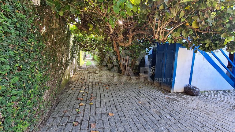 Linda casa estilo pescador, pé na areia na praia rasa.