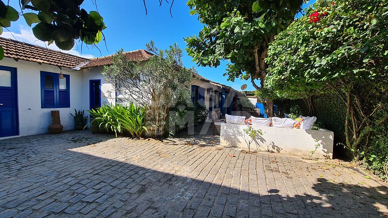 Linda casa estilo pescador, pé na areia na praia rasa.