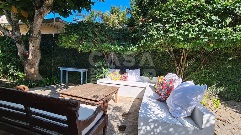 Linda casa estilo pescador, pé na areia na praia rasa.