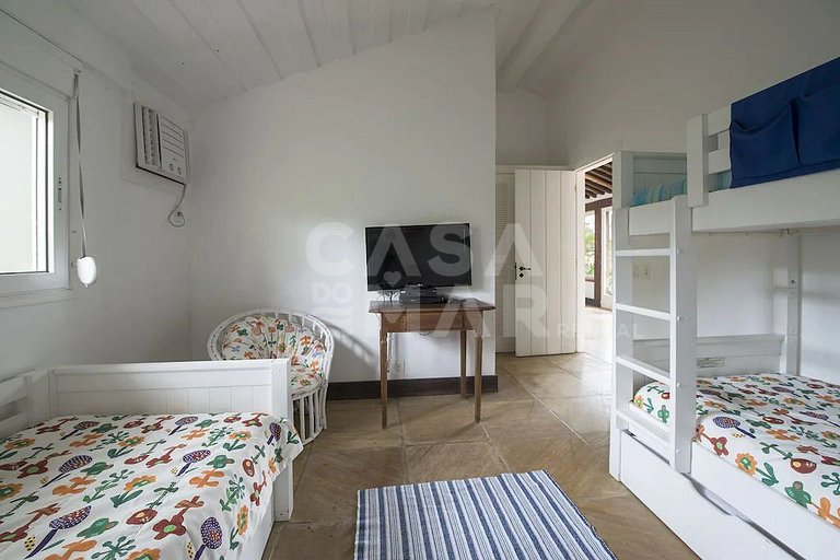 Beautiful Casa Pé na Areia da Praia da Ferradura, with more
