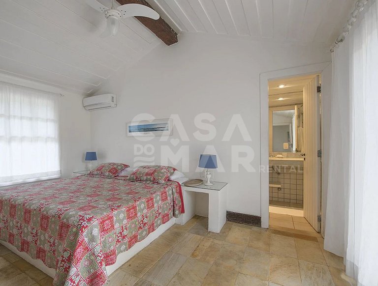 Beautiful Casa Pé na Areia da Praia da Ferradura, with more