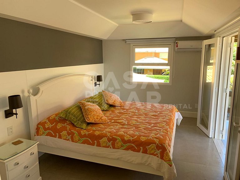 Beautiful house facing the sea, with 4 suites, in condominiu