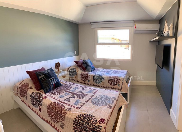 Beautiful house facing the sea, with 4 suites, in condominiu