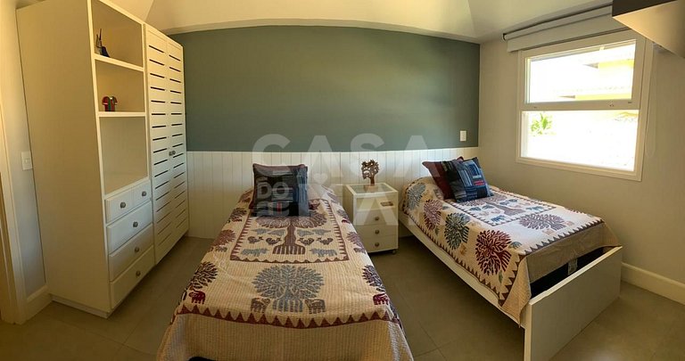 Beautiful house facing the sea, with 4 suites, in condominiu