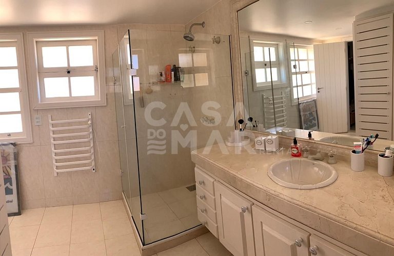 Beautiful house facing the sea, with 4 suites, in condominiu