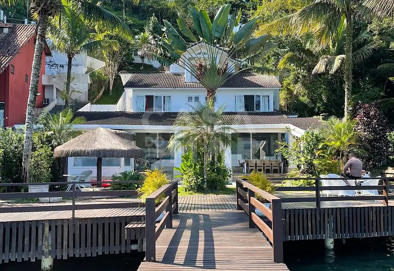 Beautiful house facing the sea, in condominium, with five su