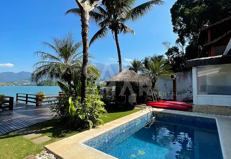 Beautiful house facing the sea, in condominium, with five su
