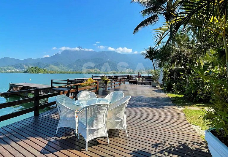 Beautiful house facing the sea, in condominium, with five su