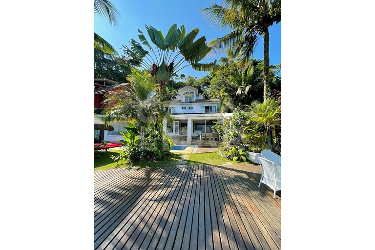 Beautiful house facing the sea, in condominium, with five su