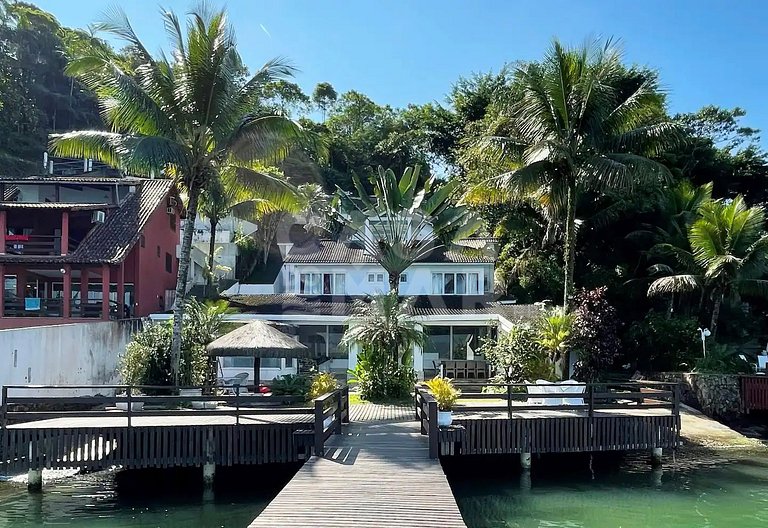 Beautiful house facing the sea, in condominium, with five su