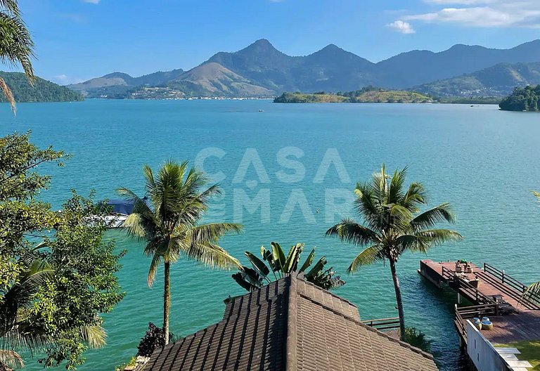Beautiful house facing the sea, in condominium, with five su