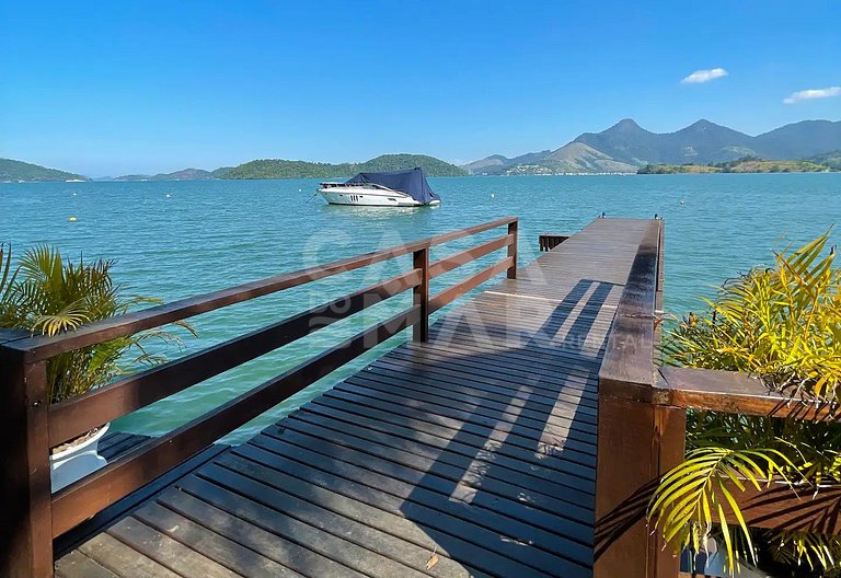 Beautiful house facing the sea, in condominium, with five su