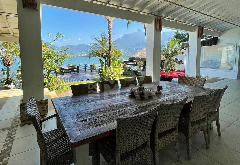 Beautiful house facing the sea, in condominium, with five su